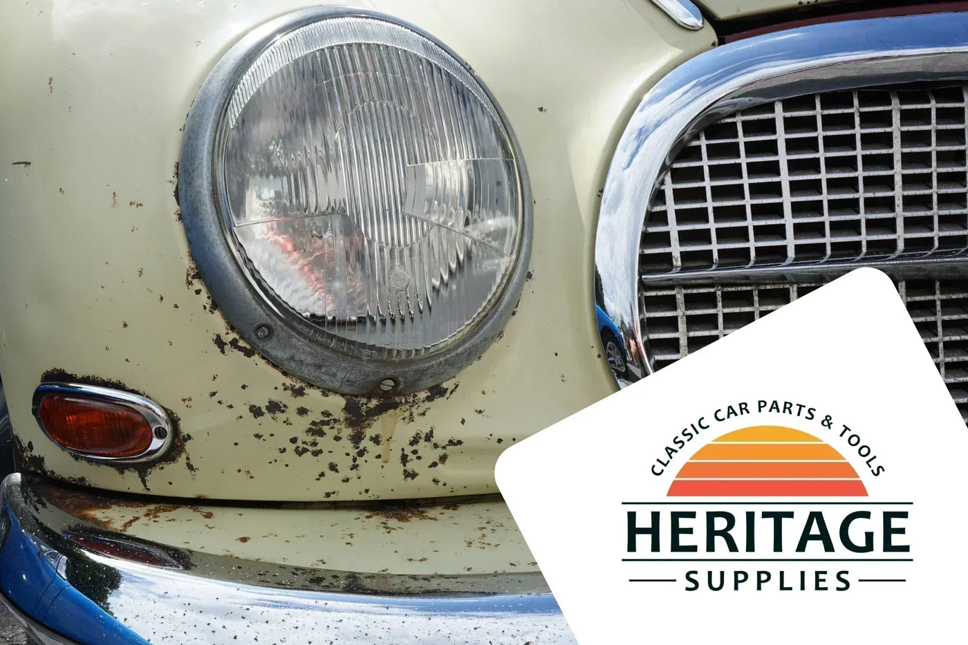 Bild der stark patinierten Fahrzeugfront eines Oldtimers