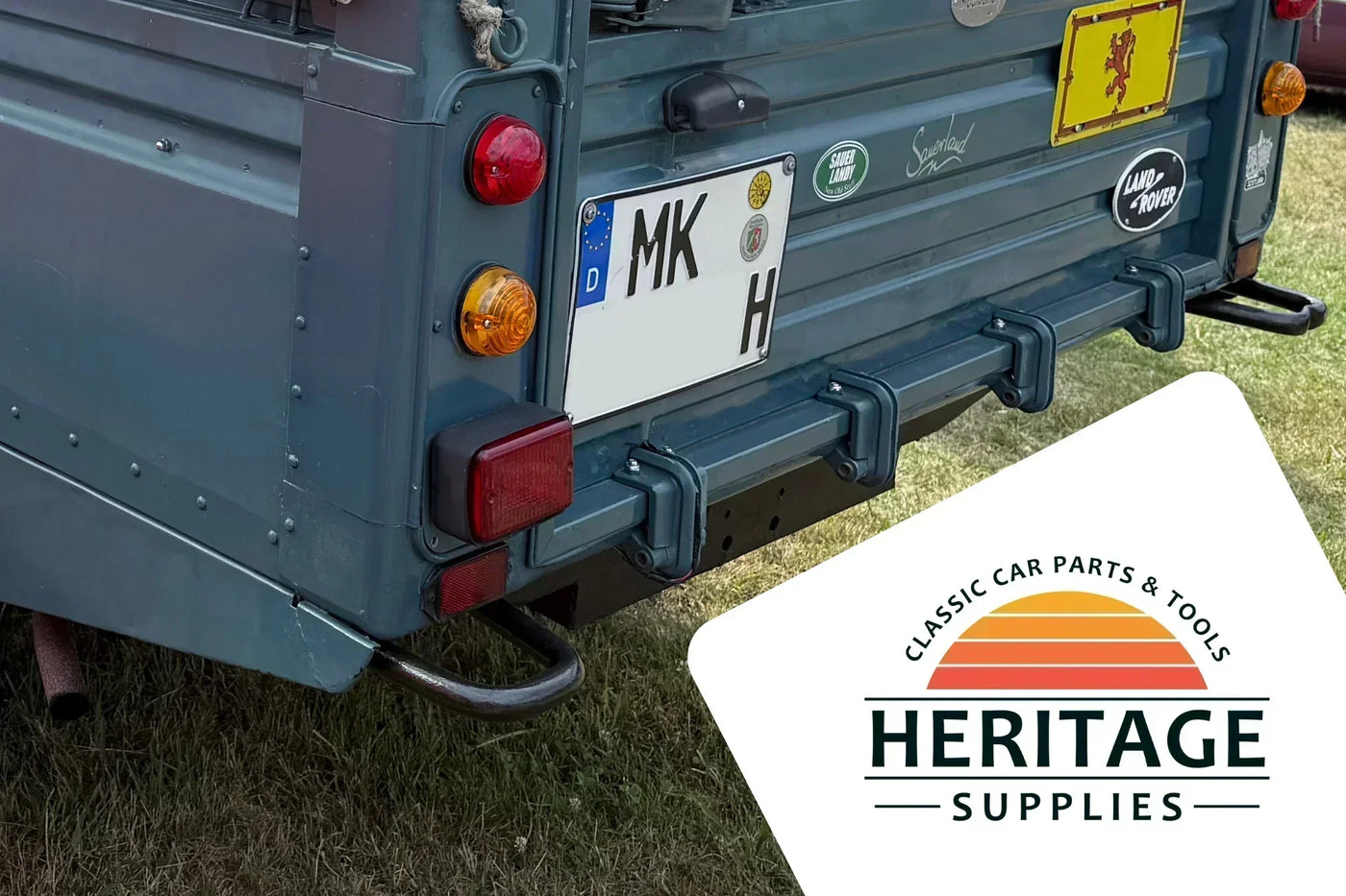 Bild eines H-Kennzeichens an einem Landrover Defender zur Kennzeichnung als historisches Kulturgut