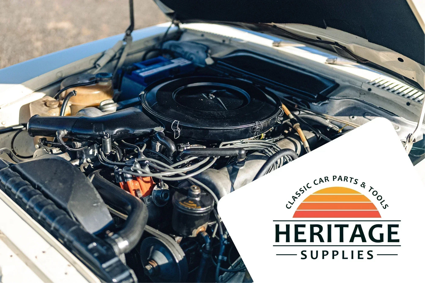 Bild des Motorraums eines Oldtimers