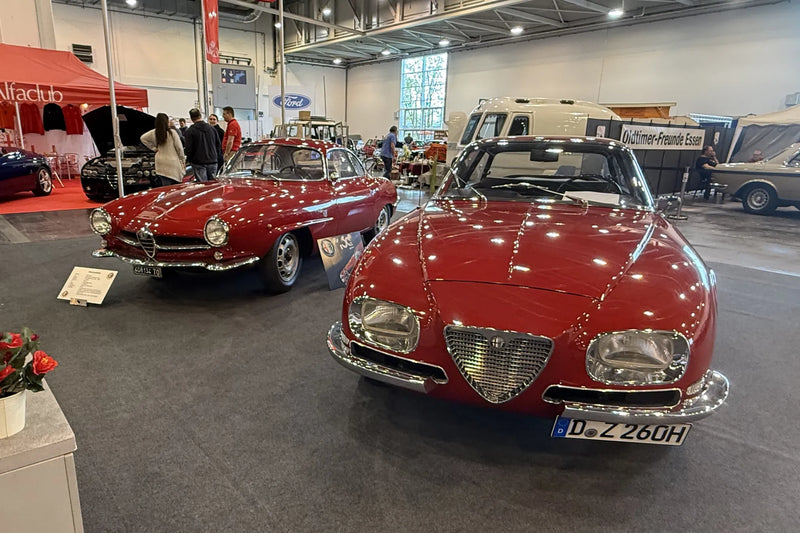 Zwei rote Alfa Romeo