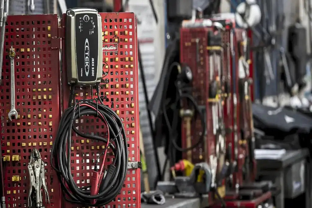 Batterieerhaltungsladegeräte an einer Werkstattwand