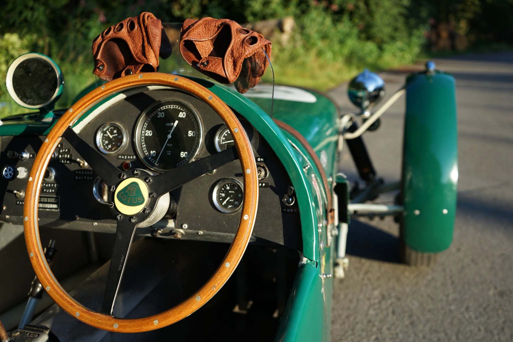 Bild des Cockpits eines Lotus Mk VI