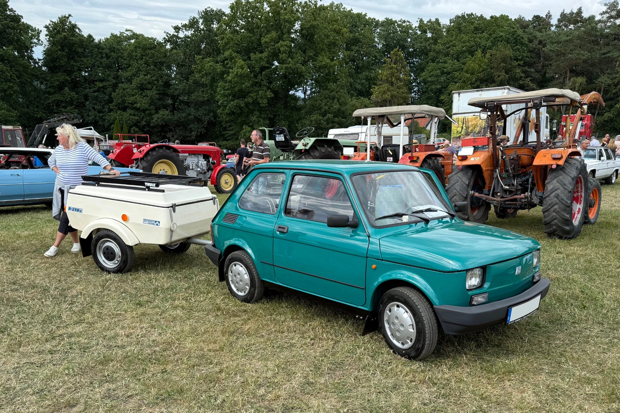 Bild eines Fiat 126 mit Anhänger