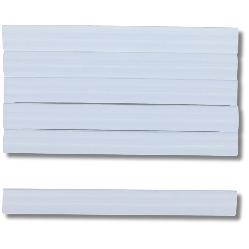 Bild eines Satzes Heißklebepatronen bestehend aus 6 Heißklebestiften, fotografiert von oben