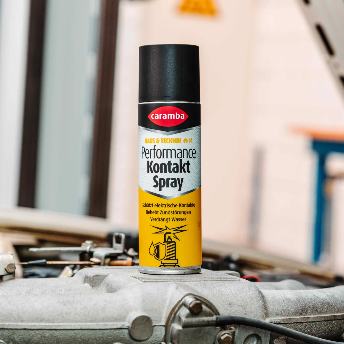 Bild der Frontalansicht des Caramba Kontaktsprays auf einem Motor