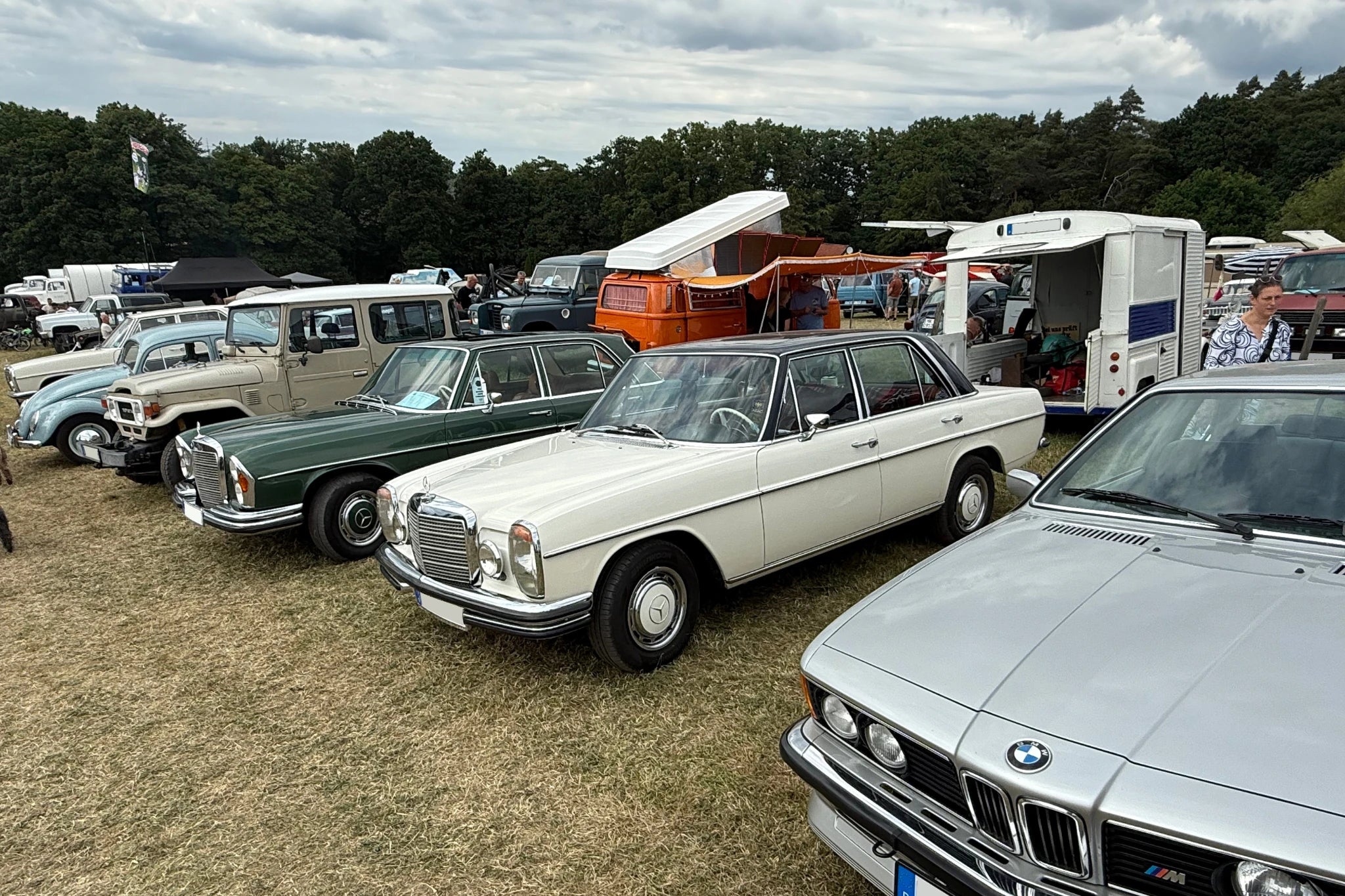 Bild zweier Mercedes der 60er  und 70er Jahre