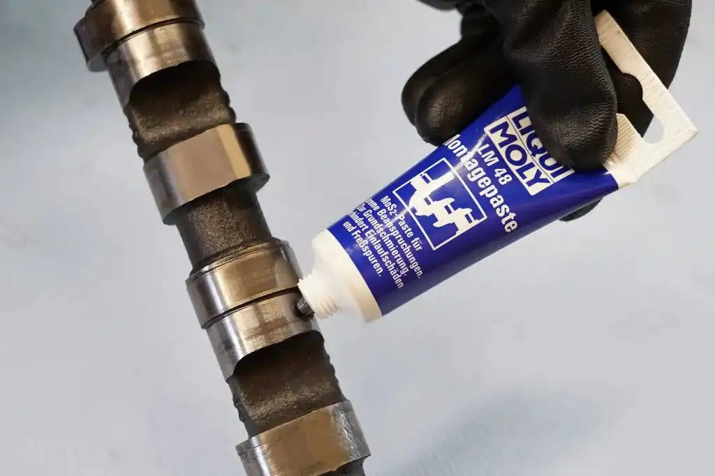 Bild der Anwendung einer LIQUI MOLY Montagepaste an den Lagerstellen einer Nockenwelle