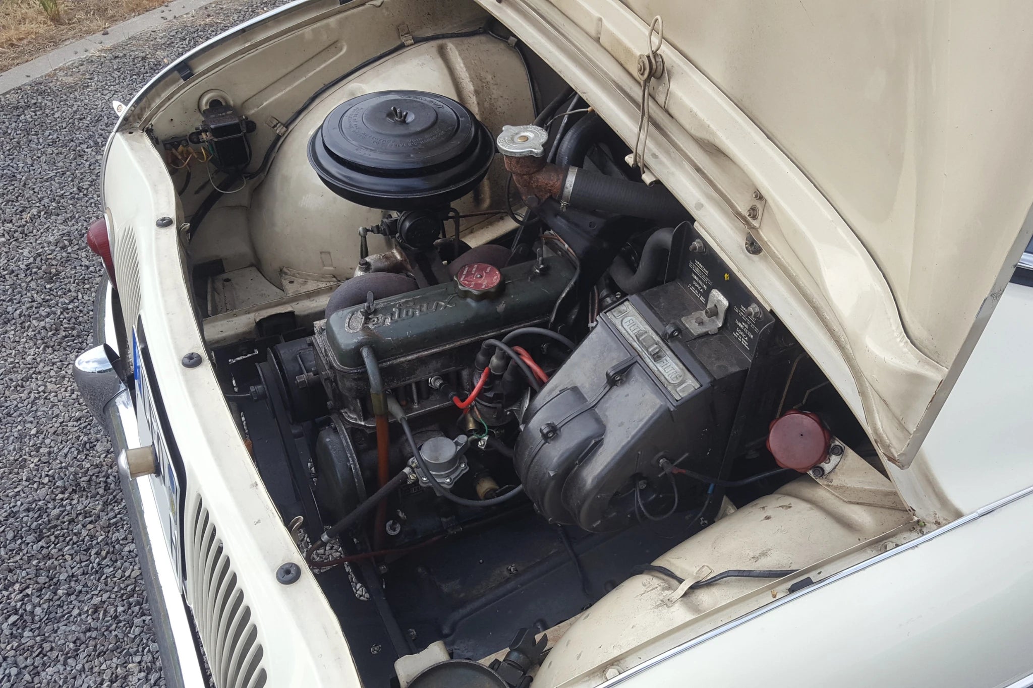 Bild des Motorraums einer Renault Dauphine im genutzten aber technisch guten Zustand