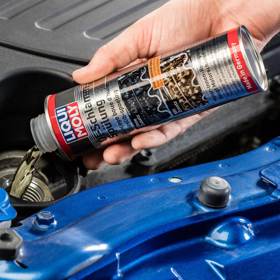 Bild der Anwendung einer Dose LIQUI MOLY Ölschlammspülung