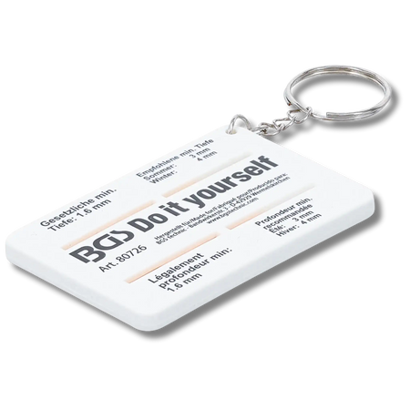 Bild der weißen Rückseite eines Profiltiefenmessers inkl. Empfehlung und gesetzliche Profiltiefe, von schräg vorne fotografiert