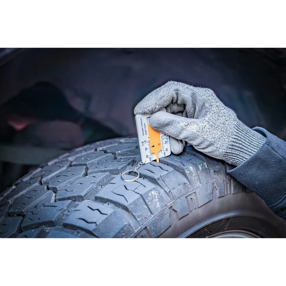 Bild der Nutzung eines Profiltiefenmessers in der direkten Anwendung bei der Messung an einem Fahrzeugreifen