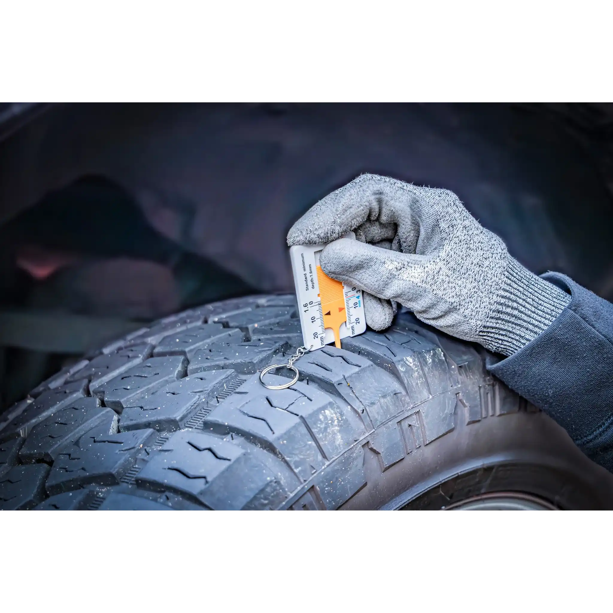 Bild der Nutzung eines Profiltiefenmessers in der direkten Anwendung bei der Messung an einem Fahrzeugreifen