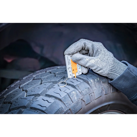 Bild der Nutzung eines Profiltiefenmessers in der direkten Anwendung bei der Messung an einem Fahrzeugreifen