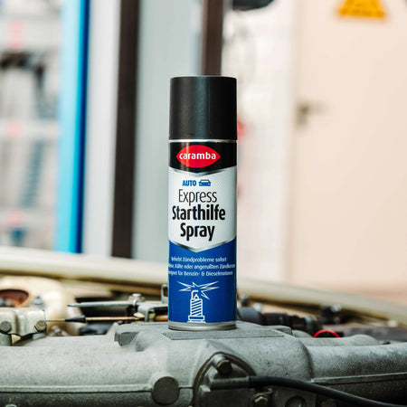 Bild der Frontalansicht des Caramba Starthilfesprays auf einer Werkzeugkiste